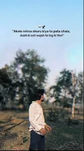 Alone Attitude Shayari के लिए अकेले खड़े आत्मविश्वासी पुरुष का English attitude caption portrait