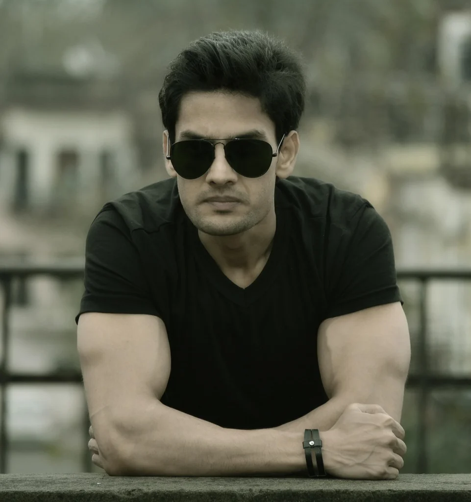 Attitude Aukat Shayari Hindi के लिए काले सूट में आत्मविश्वासी पुरुष का पोर्ट्रेट