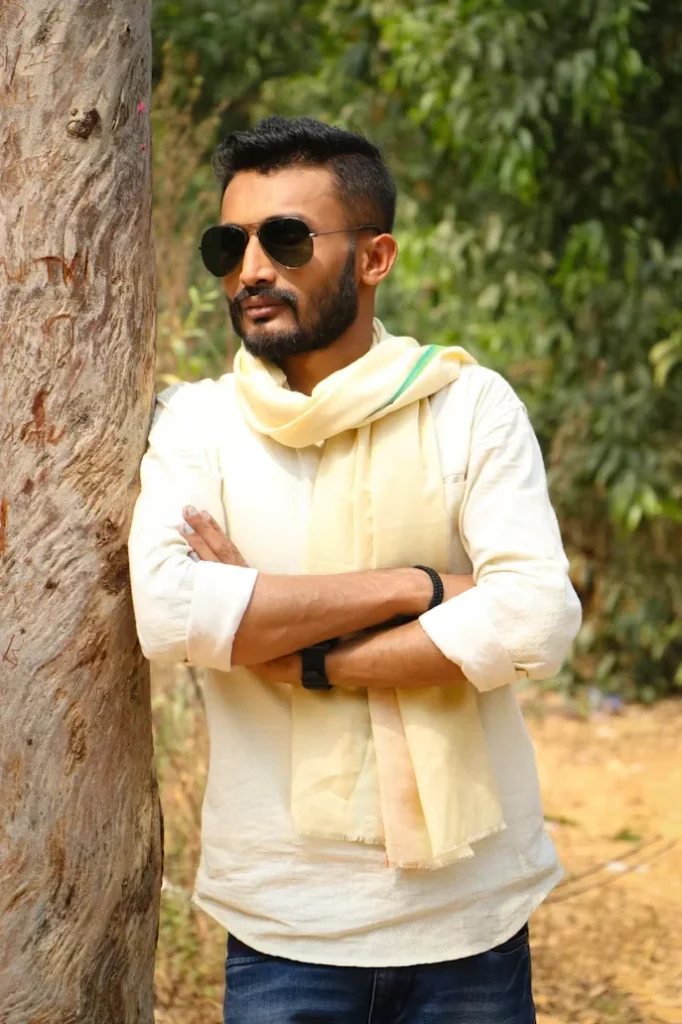 Attitude Aukat Shayari Hindi के लिए आत्मविश्वासी भारतीय महिला का पोर्ट्रेट