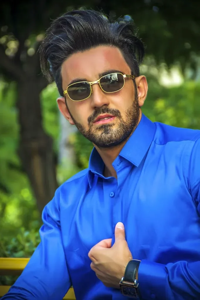 Attitude Aukat Shayari Hindi के लिए पारंपरिक भारतीय पोशाक में महिला