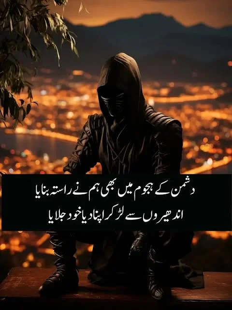 Attitude Dushman Shayari এর জন্য ভারতের পুরনো বাড়ির পাশ দিয়ে আত্মবিশ্বাসীভাবে হাঁটা যুবক