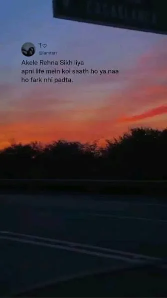Attitude Dushman Shayari এর জন্য দিল্লির ব্যস্ত রাস্তায় সাদা পোশাকে হাঁটা পুরুষ