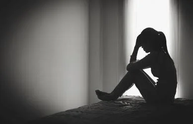 Bangla Sad Shayari এর জন্য একা ঘরে বসে থাকা কাঁদতে থাকা নারীর ছবি