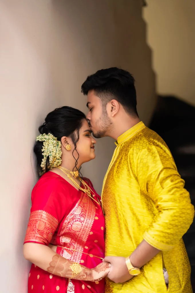 Bengali Love Shayari এর জন্য কলকাতার ভিক্টোরিয়া মেমোরিয়ালের সামনে প্রেমময় দম্পতি