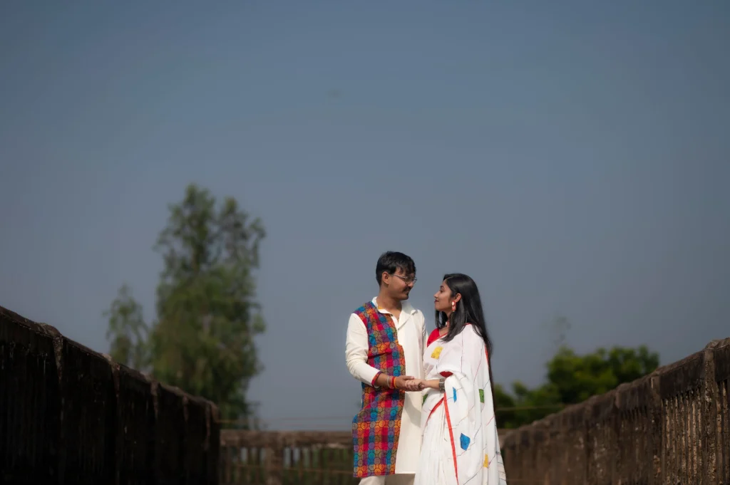 Bengali Love Shayari এর জন্য কলকাতার ভিক্টোরিয়া মেমোরিয়ালের সামনে প্রেমময় দম্পতি