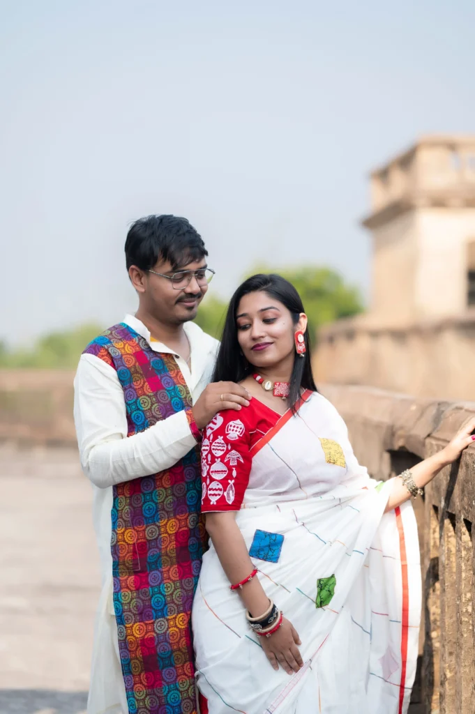 Bengali Love Shayari এর জন্য পশ্চিমবঙ্গে ঐতিহ্যবাহী পোশাকে ঘনিষ্ঠ মুহূর্তের দম্পতি