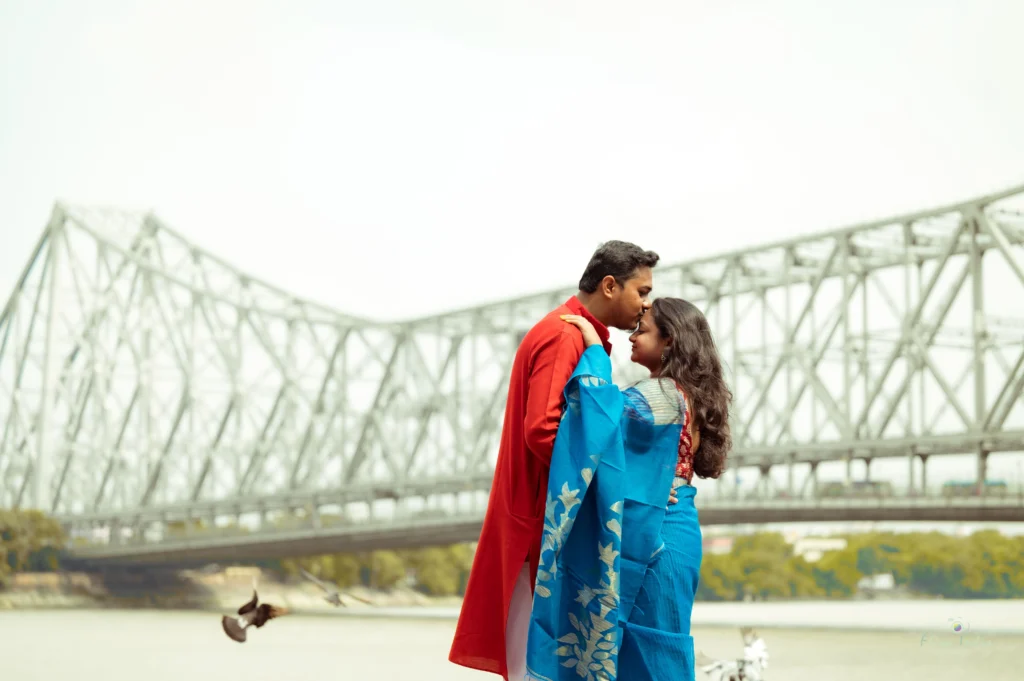 Bengali Love Shayari এর জন্য পশ্চিমবঙ্গে রঙিন ঐতিহ্যবাহী পোশাকে হাসিমুখের দম্পতি