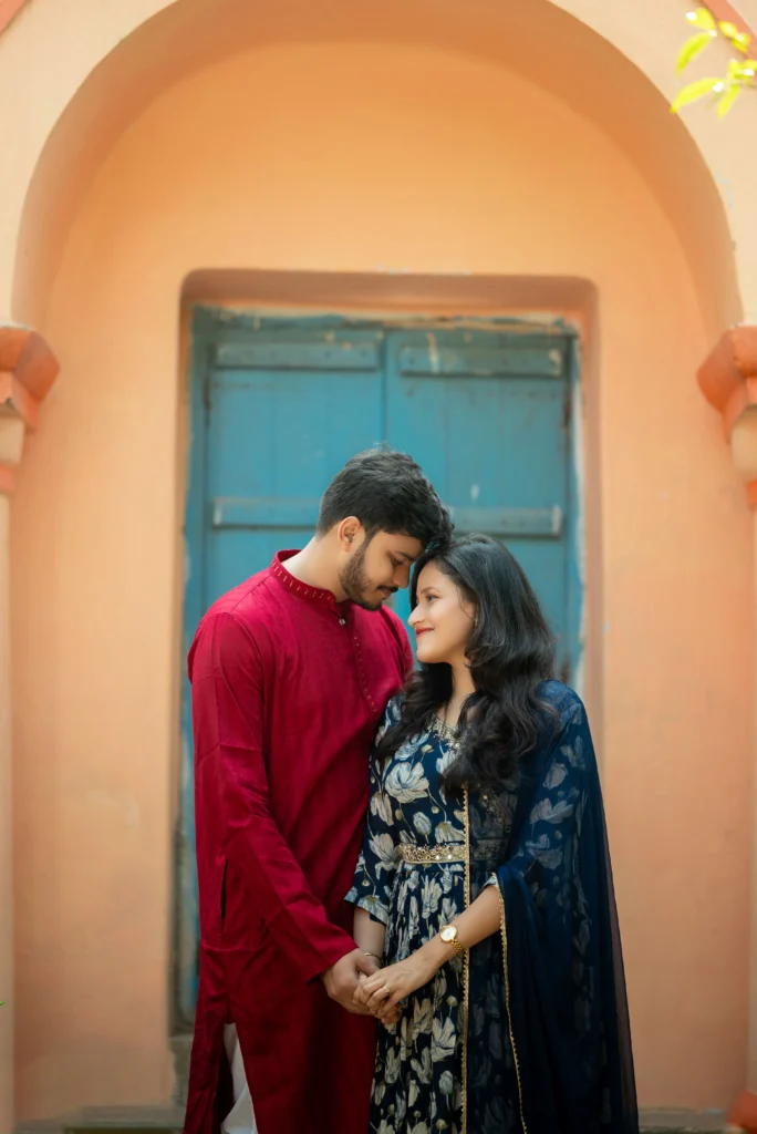 Bengali Love Shayari এর জন্য পশ্চিমবঙ্গে হাত ধরে হাঁটা ঐতিহ্যবাহী পোশাকের দম্পতি