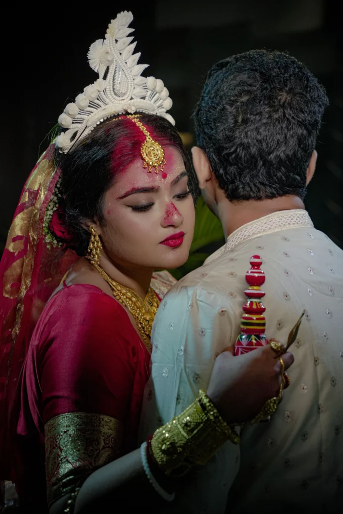 Bengali Love Shayari এর জন্য কলকাতার হাওড়া ব্রিজের পাশে প্রেমময় দম্পতি