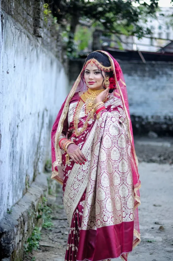 Bengali Love Shayari এর জন্য ঐতিহ্যবাহী শাড়ি ও গয়নায় বাঙালি কনের প্রতিকৃতি
