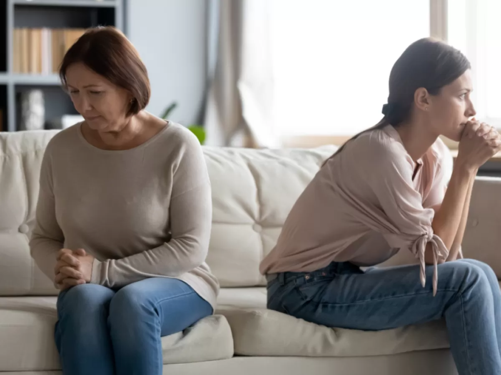 Family Sad Shayari In Hindi में अपनों के बीच भावनात्मक दूरी दिखाता उदास परिवार